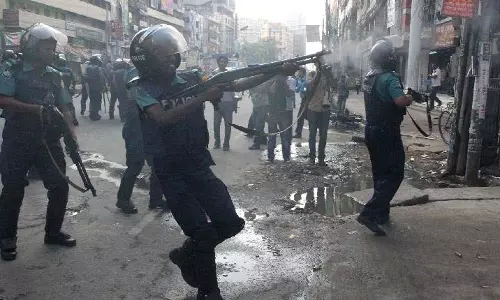 Bangladesh : छात्रों और पुलिस के बीच झड़प में 10 लोग घायल