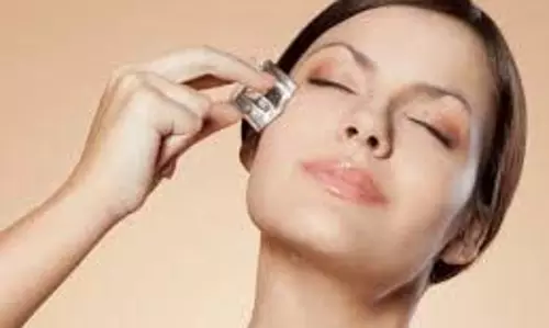 Skin Care Tips: डार्क सर्कल्स से हैं परेशान, जानिए बर्फ लगाने के कमाल के फायदे