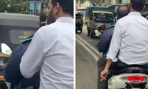 Pune : कोथरूड में चलती स्कूटी पर पीछे बैठकर सिगरेट पीते पकड़ा गया शख्स Pune : कोथरूड में चलती स्कूटी पर पीछे बैठकर सिगरेट पीते पकड़ा गया शख्स