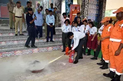 Ballia: सनबीम स्कूल में बच्चों को एनडीआरएफ ने सिखाए सुरक्षा के गुर Ballia: सनबीम स्कूल में बच्चों को एनडीआरएफ ने सिखाए सुरक्षा के गुर