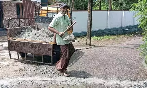 Kerala : कमरुद्दीन इस सड़क को विवाद का केंद्र बनने से रोकने के लिए दृढ़संकल्पित Kerala : कमरुद्दीन इस सड़क को विवाद का केंद्र बनने से रोकने के लिए दृढ़संकल्पित