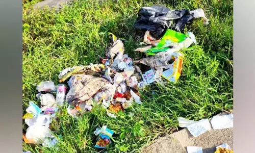 Kerala : रेलवे ने कचरा बाहर निकाला Kerala : रेलवे ने कचरा बाहर निकाला