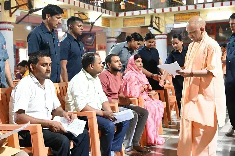 Gorakhpur: मुख्यमंत्री योगी ने लगातार दूसरे दिन जनता दर्शन में लोगों से मुलाकात की Gorakhpur: मुख्यमंत्री योगी ने लगातार दूसरे दिन जनता दर्शन में लोगों से मुलाकात की