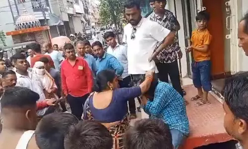 चौकीदार को मालकिन ने थपड़ाया, हरकत CCTV में कैद
