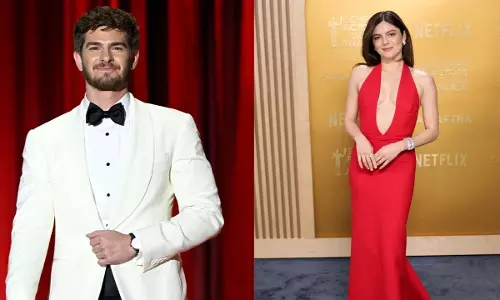 Andrew Garfield ने गर्लफ्रेंड मोनिका बारबारो के साथ सार्वजनिक रूप से अपनी पहचान उजागर