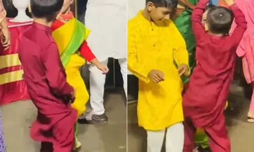 आइटम सॉन्ग पर मरून कुर्ते वाले बच्चे ने किया जोरदार डांस, देखें Video