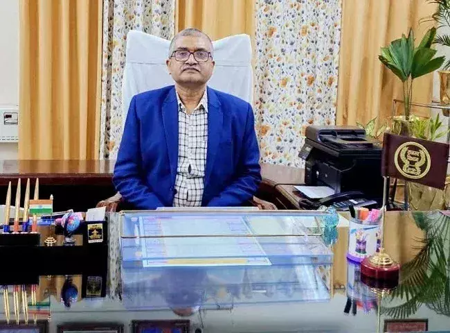 Farrukhabad: डीएम ने कम उपस्थिति और पंजीकरण पर जताई कड़ी नाराजगी Farrukhabad: डीएम ने कम उपस्थिति और पंजीकरण पर जताई कड़ी नाराजगी