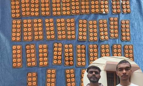 नशे का कारोबार कर रहे थे खेल मैदान में, दो आरोपी हुए गिरफ्तार नशे का कारोबार कर रहे थे खेल मैदान में, दो आरोपी हुए गिरफ्तार
