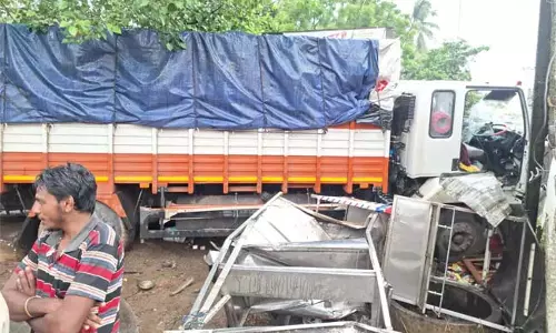 Andhra : वेगावरम में ट्रकों का उत्पात दर्जनों वाहन नष्ट Andhra : वेगावरम में ट्रकों का उत्पात दर्जनों वाहन नष्ट
