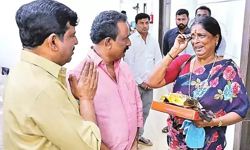 Andhra : पवन कल्याण ने फिल्म अभिनेत्री वासुकी को दी आर्थिक मदद Andhra : पवन कल्याण ने फिल्म अभिनेत्री वासुकी को दी आर्थिक मदद