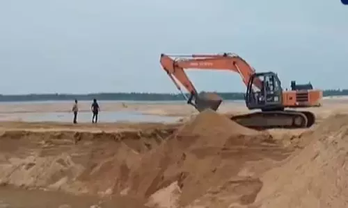 Andhra: गोदावरी में अवैध रेत खनन पर कार्रवाई Andhra: गोदावरी में अवैध रेत खनन पर कार्रवाई