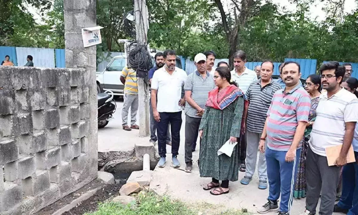 Andhra: आयुक्त ने अधिकारियों को अनाधिकृत निर्माण की अनुमति न देने का निर्देश दिया