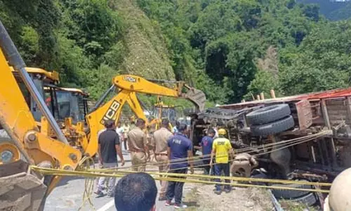 उत्तराखंड: ऋषिकेश-गंगोत्री हाईवे पर कांवड़ियों को ले जा रहा ट्रक पलटा, सीएम धामी ने हादसे पर जताया दुख उत्तराखंड: ऋषिकेश-गंगोत्री हाईवे पर कांवड़ियों को ले जा रहा ट्रक पलटा, सीएम धामी ने हादसे पर जताया दुख