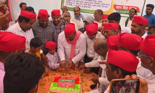 Nawabganj: सपा कार्यकर्ताओं ने केक काटकर मनाया राष्ट्रीय अध्यक्ष का जन्मदिन Nawabganj: सपा कार्यकर्ताओं ने केक काटकर मनाया राष्ट्रीय अध्यक्ष का जन्मदिन