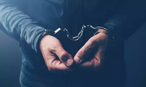 शौचालय में महिलाओं की गुप्त रूप से वीडियो बनाने के आरोप कर्मचारी गिरफ्तार