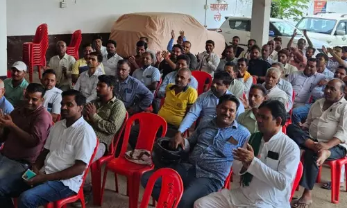 Nawabganj: उर्वरक विक्रेताओं की हड़ताल चौथे दिन भी नहीं टूटी Nawabganj: उर्वरक विक्रेताओं की हड़ताल चौथे दिन भी नहीं टूटी
