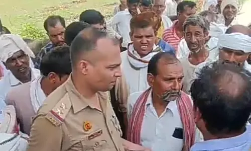 Nawabganj: ग्रामीणों के विरोध के चलते चकबंदी टीम को लौटना पड़ा Nawabganj: ग्रामीणों के विरोध के चलते चकबंदी टीम को लौटना पड़ा