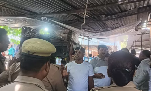 Farrukhabad: दहेज मामले में पेशी पर आए दंपति का पेट्रोल छिड़ककर आत्मदाह का प्रयास Farrukhabad: दहेज मामले में पेशी पर आए दंपति का पेट्रोल छिड़ककर आत्मदाह का प्रयास