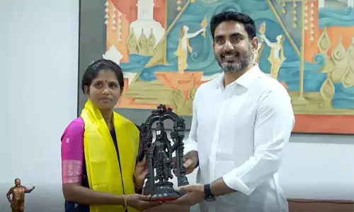 Andhra: मंत्री लोकेश ने सरकारी शिक्षक को किया सम्मानित Andhra: मंत्री लोकेश ने सरकारी शिक्षक को किया सम्मानित