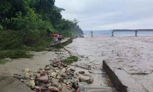 बादल फटने से आई आपदा, Kullu में सड़कें बह गईं, किसान परेशान