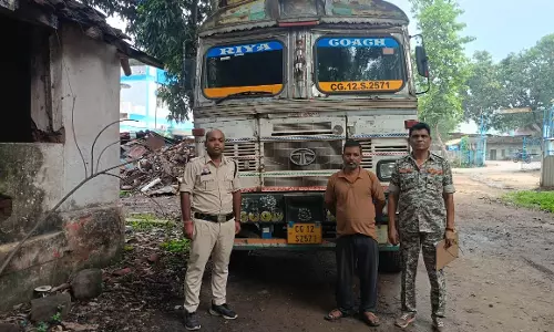 नाकेबंदी में पकड़ा गया अवैध कबाड़ से भरा ट्रक, चालक के खिलाफ FIR दर्ज