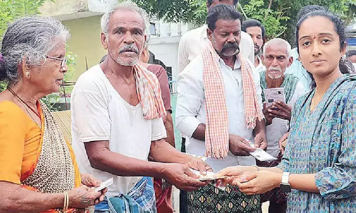 Andhra: पुट्टपर्थी में लाभार्थियों को पेंशन वितरित की गई