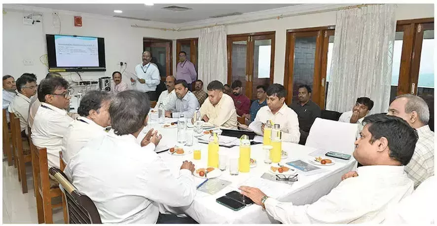 Andhra: DRM ने विजाग स्टील प्लांट का दौरा किया Andhra: DRM ने विजाग स्टील प्लांट का दौरा किया