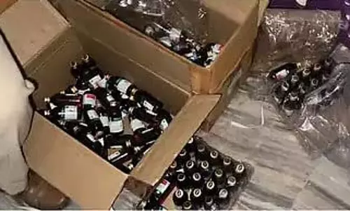 मुंबई पुलिस ने मलाड में 3.5 लाख मूल्य की 710 बोतलें नशीली खांसी की दवा जब्त की; 2 गिरफ्तार मुंबई पुलिस ने मलाड में 3.5 लाख मूल्य की 710 बोतलें नशीली खांसी की दवा जब्त की; 2 गिरफ्तार