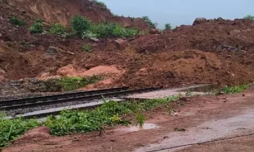 Odisha : के-के लाइन पर भूस्खलन से ट्रेन सेवाएं बाधित, कई ट्रेनें फंसी