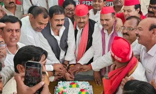Bareilly: अखिलेश को फिर से मुख्यमंत्री बनाने की दुआ के साथ जन्मदिन पर पौधारोपण