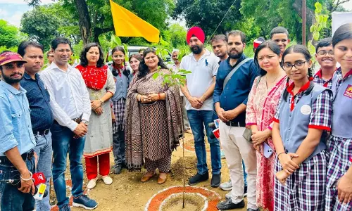 Bareilly: मंदिर में श्रद्धालुओं को पौधे देकर वन महोत्सव मनाया गया Bareilly: मंदिर में श्रद्धालुओं को पौधे देकर वन महोत्सव मनाया गया