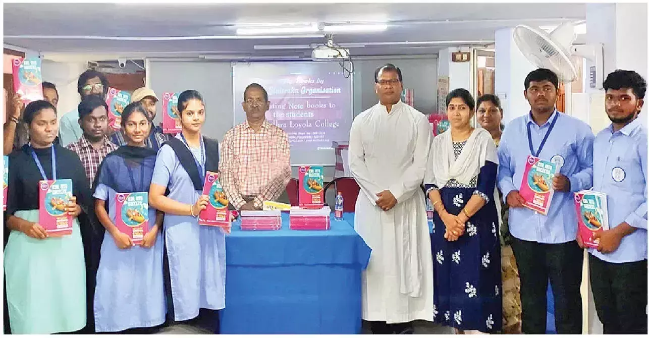 Andhra: मैत्रिका संस्था नोटबुक वितरित करती है Andhra: मैत्रिका संस्था नोटबुक वितरित करती है