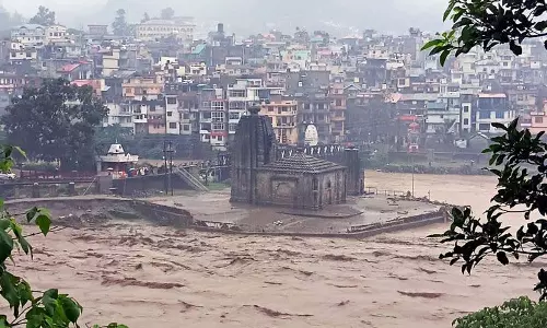 बादल फटने और अचानक आई बाढ़ से Mandi जिला तबाह, 5 मरे, 15 लापता बादल फटने और अचानक आई बाढ़ से Mandi जिला तबाह, 5 मरे, 15 लापता
