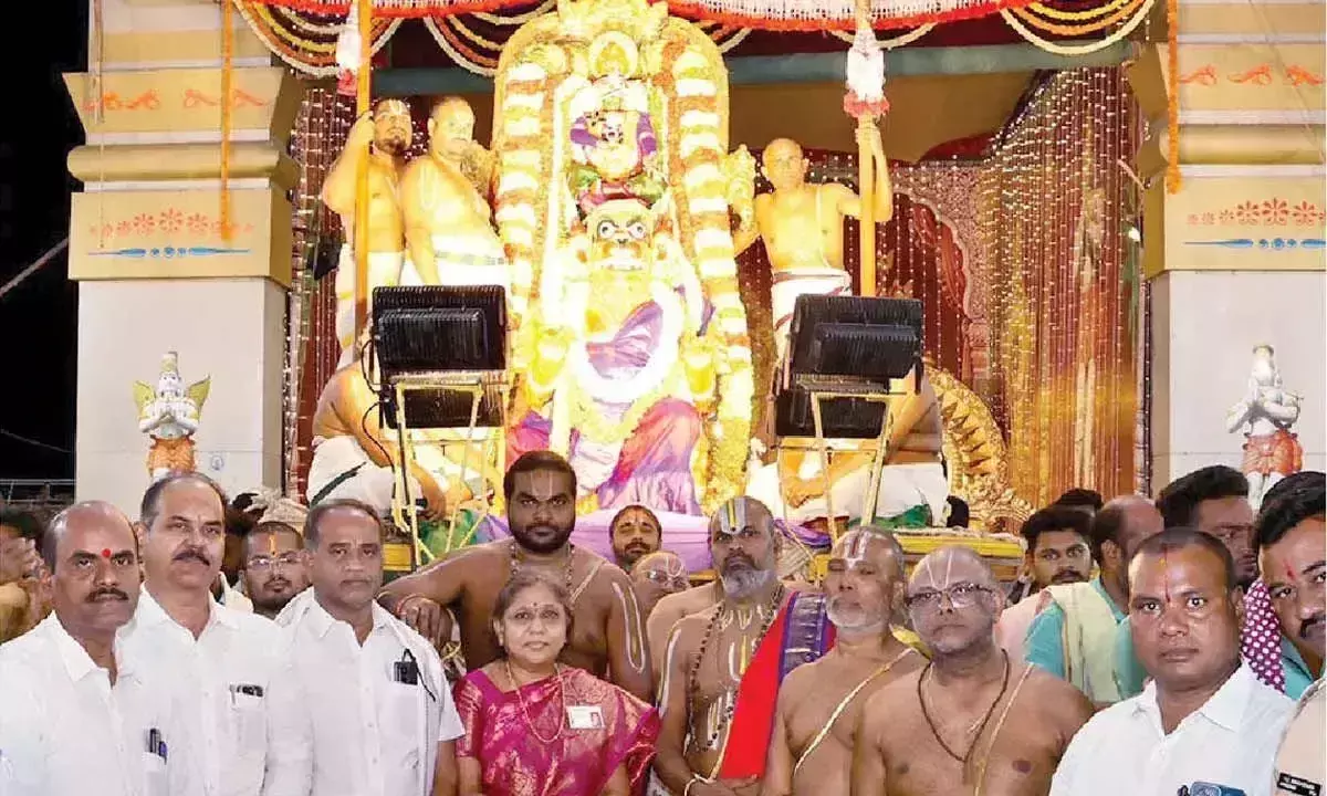 Andhra: श्री कल्याण वेंकटेश्वर हनुमंत वाहनम की सवारी करते हैं