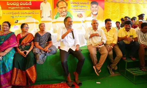 गोट्टीपति ने ग्रामीण AP में 860 करोड़ रुपये की सड़क परियोजनाओं को हरी झंडी दिखाई गोट्टीपति ने ग्रामीण AP में 860 करोड़ रुपये की सड़क परियोजनाओं को हरी झंडी दिखाई
