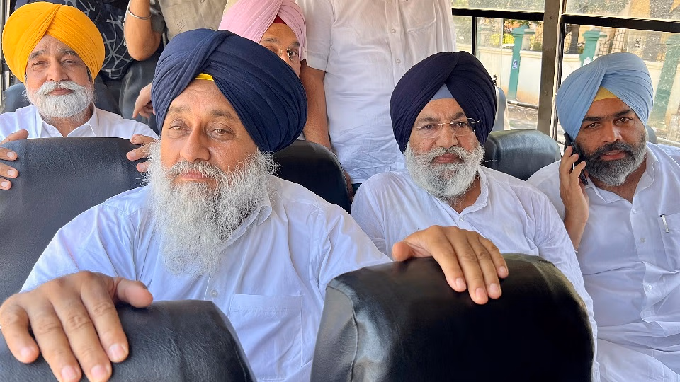 Mohali: मजीठिया समर्थकों पर कार्रवाई को लेकर सुखबीर बादल ने साधा निशाना Mohali: मजीठिया समर्थकों पर कार्रवाई को लेकर सुखबीर बादल ने साधा निशाना