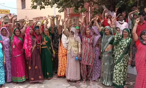 Bharatpur: राजीविका महिलाओं ने जिला कलेक्टर से मजदूरी दिलाने की गुहार लगाई Bharatpur: राजीविका महिलाओं ने जिला कलेक्टर से मजदूरी दिलाने की गुहार लगाई