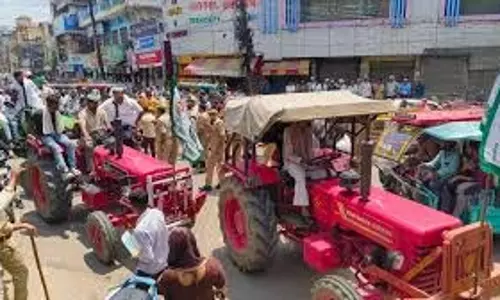 भाकियू तोमर का कलेक्ट्रेट पर प्रदर्शन, ट्रैक्टरों से किया घेराव