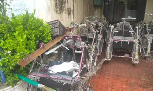 इधर-उधर पड़ी हैं अप्रयुक्त साइकिलें इधर-उधर पड़ी हैं अप्रयुक्त साइकिलें
