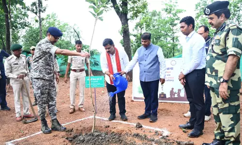 अबूझमाड़ में पहुंचे उपमुख्यमंत्री विजय शर्मा, वीर जवानों से आत्मीय संवाद व किया पौधारोपण अबूझमाड़ में पहुंचे उपमुख्यमंत्री विजय शर्मा, वीर जवानों से आत्मीय संवाद व किया पौधारोपण