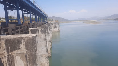Yamunanagar: बढ़ते जलस्तर के बीच हथिनीकुंड बैराज में 32 हजार क्यूसेक पानी दर्ज