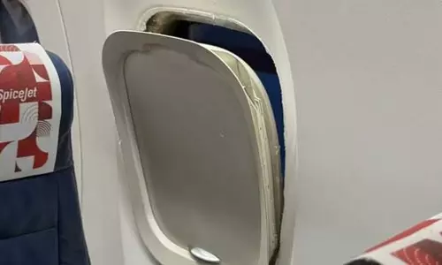 पुणे फ्लाइट में खिड़की का फ्रेम हवा में उखड़ा, SpiceJet ने दी सफाई पुणे फ्लाइट में खिड़की का फ्रेम हवा में उखड़ा, SpiceJet ने दी सफाई
