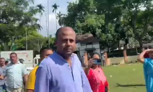 पंकज पाठक ने घुटनों के बल बैठकर लोगों से माफ़ी मांगी