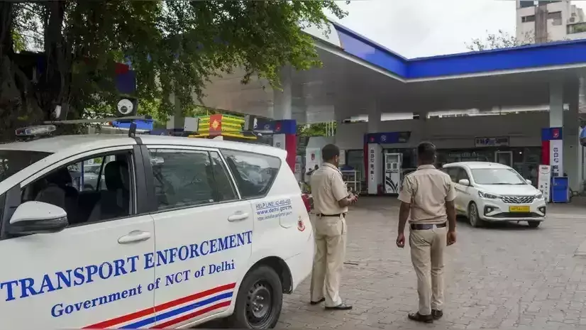 New Delhi: नई ईंधन नीति पर कड़ा ऐक्शन, पहले ही दिन 80 गाड़ियां जब्त New Delhi: नई ईंधन नीति पर कड़ा ऐक्शन, पहले ही दिन 80 गाड़ियां जब्त