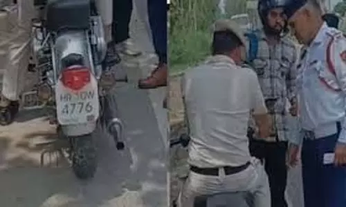 बुलेट सवार को पुलिस ने दिया सबक, 32,500 रुपये का चालान काटा बुलेट सवार को पुलिस ने दिया सबक, 32,500 रुपये का चालान काटा