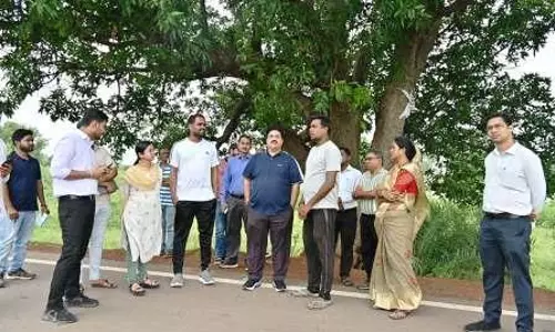 कलेक्टर मिश्रा ने महापौर रामू रोहरा के साथ किया नगर भ्रमण
