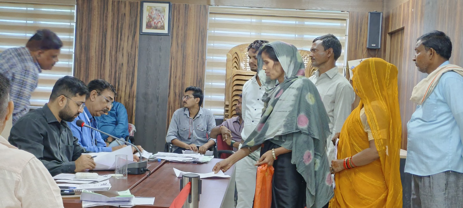 दतिया शिकायतों समाधान पर 145 आवेदनों की जनसुनवाई कार्यवाही