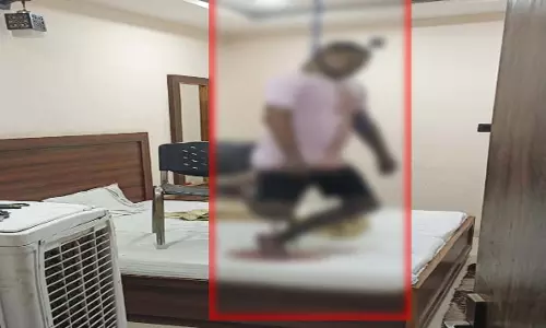 Raipur Breaking: होटल के कमरें में मिली युवक की लाश, जांच में जुटी पुलिस Raipur Breaking: होटल के कमरें में मिली युवक की लाश, जांच में जुटी पुलिस