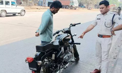 रायपुर में HSRP नंबर प्लेट न लगाने वालों पर तगड़ी कार्रवाई रायपुर में HSRP नंबर प्लेट न लगाने वालों पर तगड़ी कार्रवाई