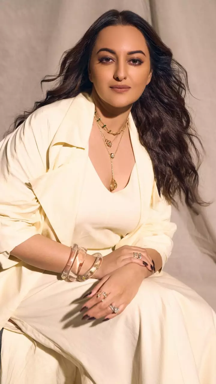 Sonakshi Sinha ने लगाया ग्लैमर का तड़का